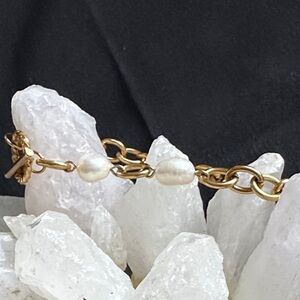 Freshwater pearl EUC handmade bracelet in goldtone and 2 pearls. Size 6”